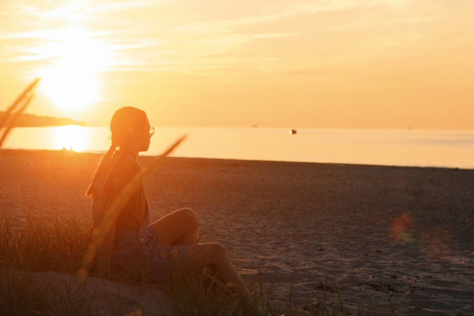 En kvinde ser en solnedgang på ferie afholdt på Fyn